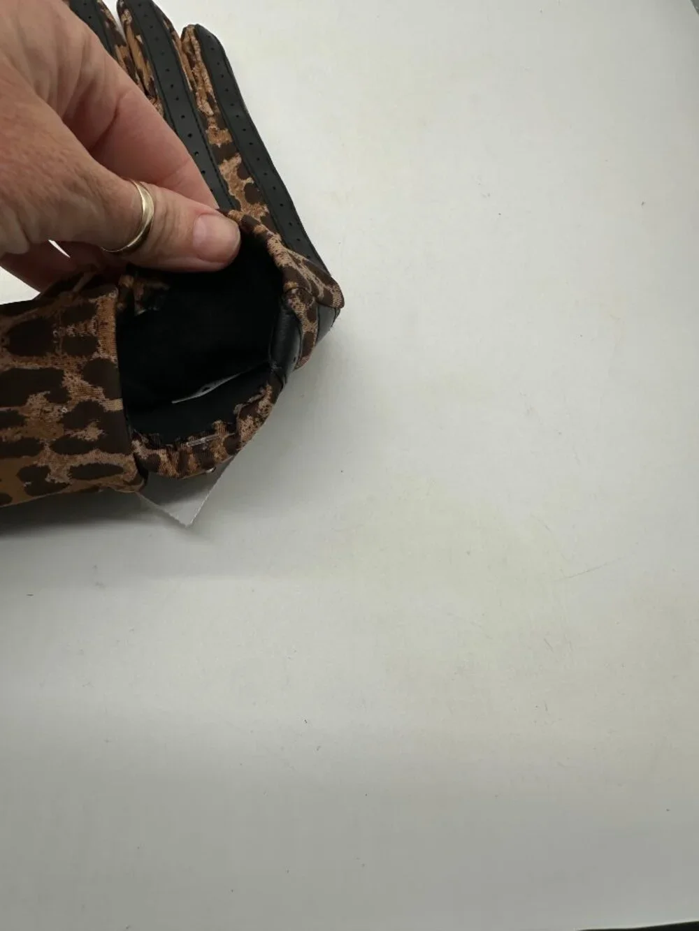 New NWT Isotoner Womens Leopard Print Gloves Winter Outerwear Black Fingers S/M - Picture 3 of 4